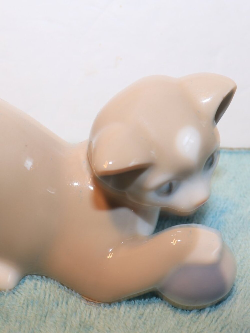 VTG Nao by Lladro Porcelain Cat Playing W/Blue and White Ball 4"X5"